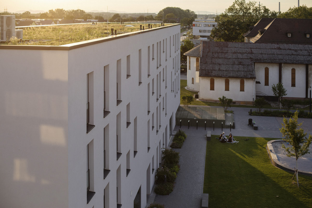 Hausfassade eines Mietshauses der Volkswohnung in Knielingen 2.0.