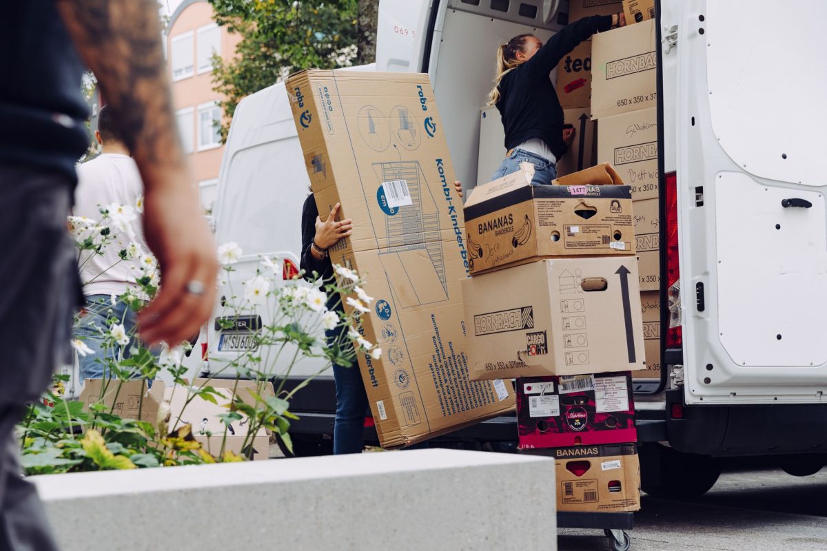 Umzugskartons, die aus einem Transporter ausgeladen werden