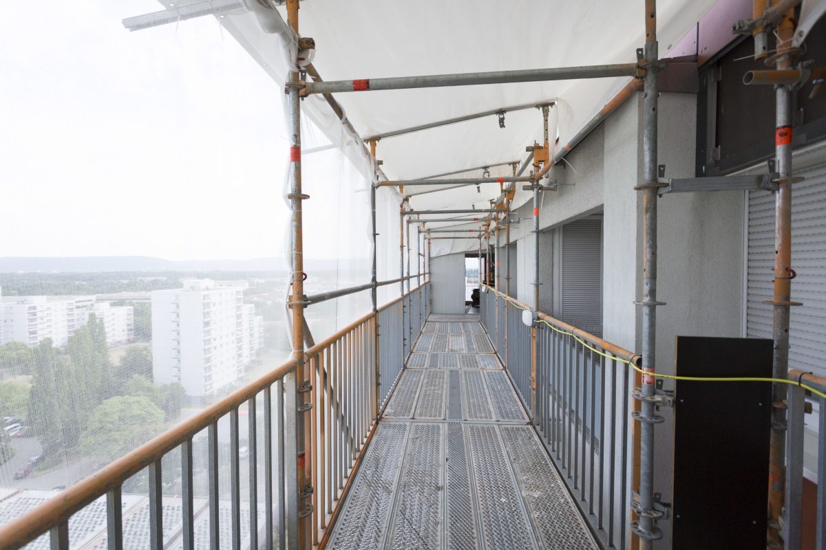 Baugerüst vom oberen Teil der Fassade mit Ausbilck über Oberreut.
