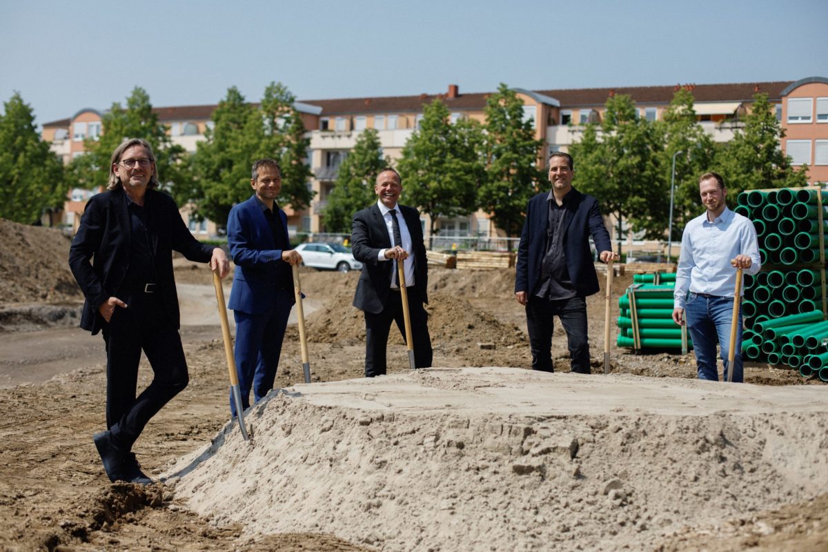 Mehrere Personen beim Spatenstich des Bauprojekts in der Woerishofferstraße in Oberreut.