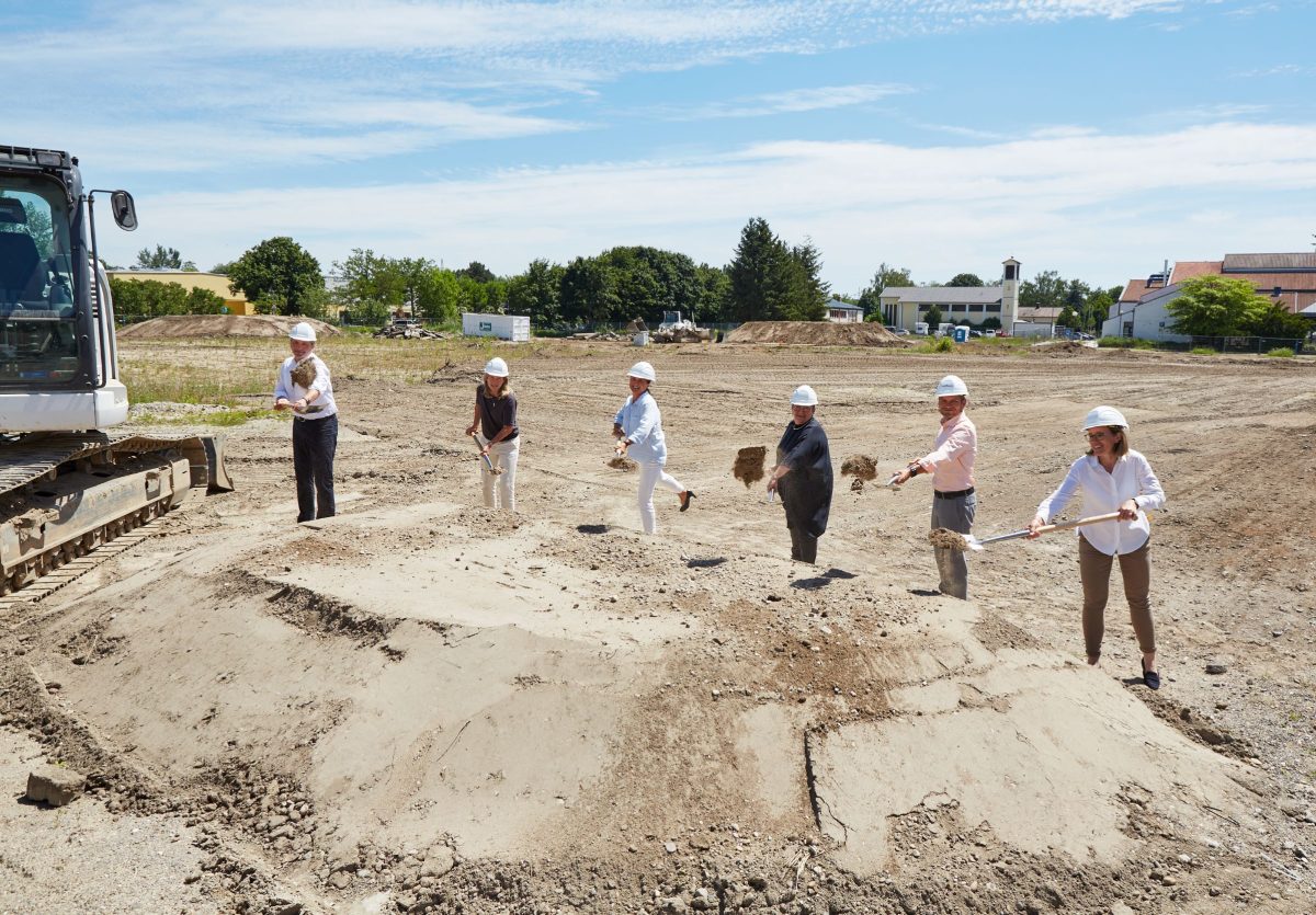 Mehrere Personen vollziehen den Spatenstich in Stutensee für das Bauprojekt Wohnpark Mittendrin.