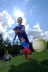 Ein Kind kickt einen Fußball beim Fußball-Camp der Volkswohnung in Kooperation mit dem KSC.
