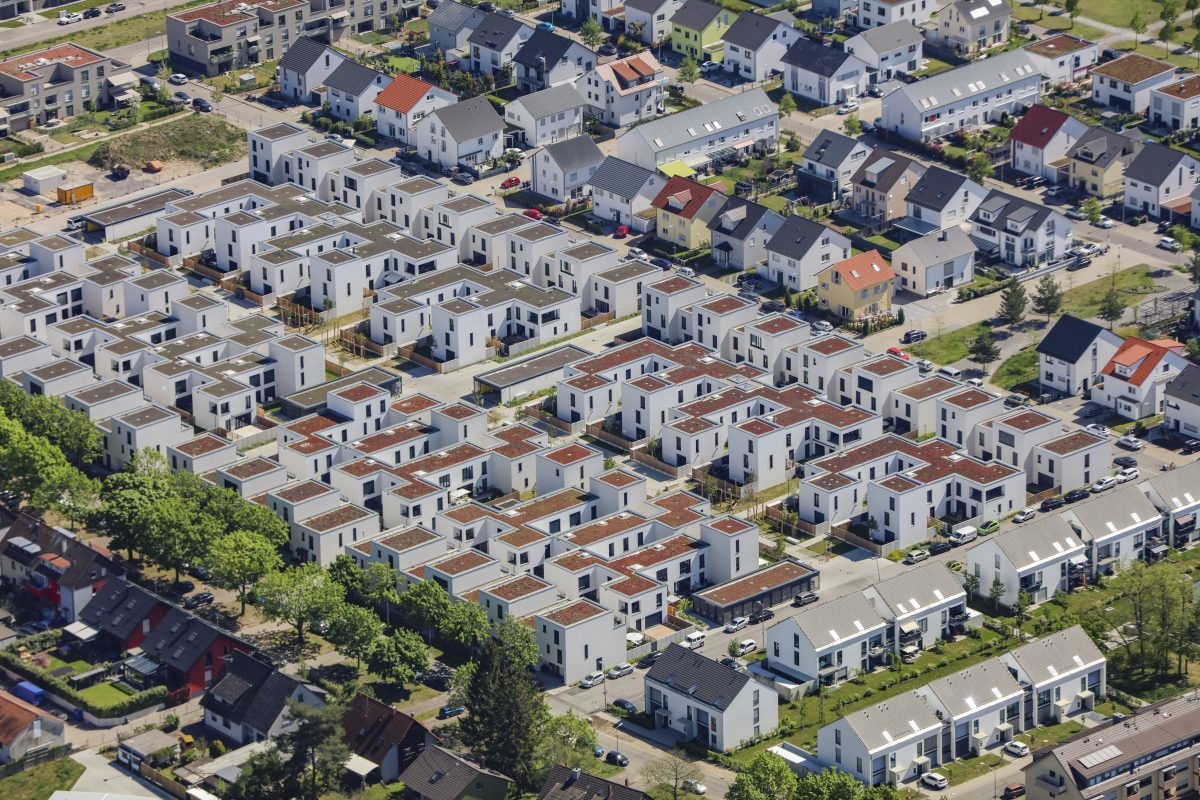 Luftaufnahme vieler gleich aussehender Wohnhäuser in Knielingen 2.0.