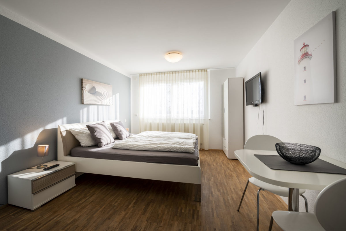 Das Schlafzimmer in der Gästewohnung in Kirchfeld-Nord. Es gibt ein großzügiges Doppelbett.