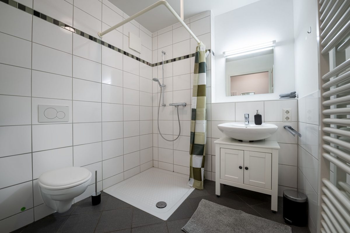 Das Badezimmer in der Gästewohnung in Knielingen. Die Dusche ist barrierefrei.