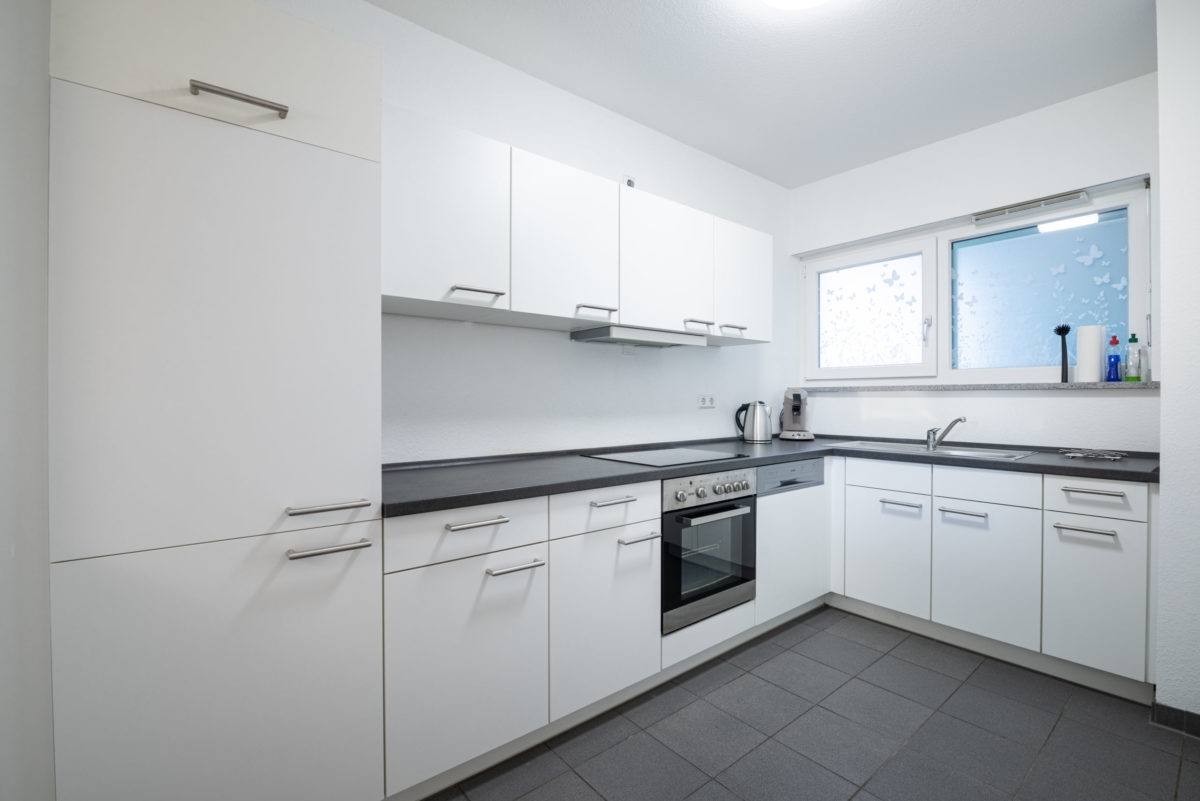 Die großzügige Küche in der Gästewohnung in Knielingen.