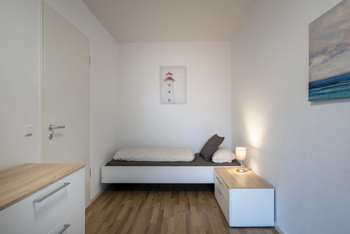 Das Schlafzimmer in der Gästewohnung in Knielingen. Hier befindet sich ein Einzelbett. Im Wohnzimmer gibt es eine Schlafcouch für zwei Personen.