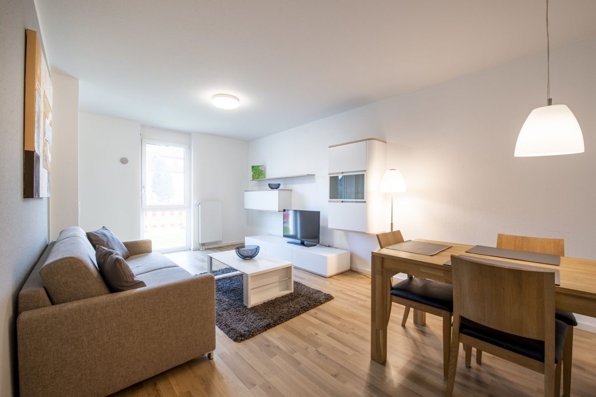 Das Wohnzimmer mit Esstisch in der Gästewohnung in Knielingen.