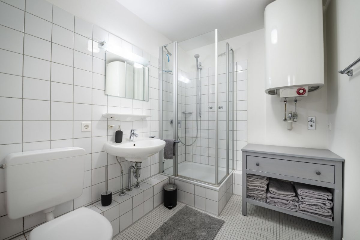 Das Badezimmer der Gästewohnung in Oberreut. Die Duschkabine hat einen hohen Einstieg.