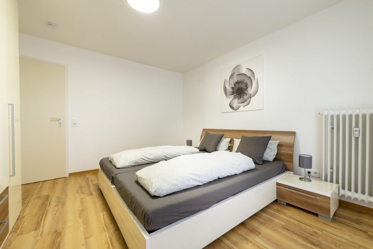 Das Schlafzimmer mit Doppelbett in der Gästewohnung in Oberreut.