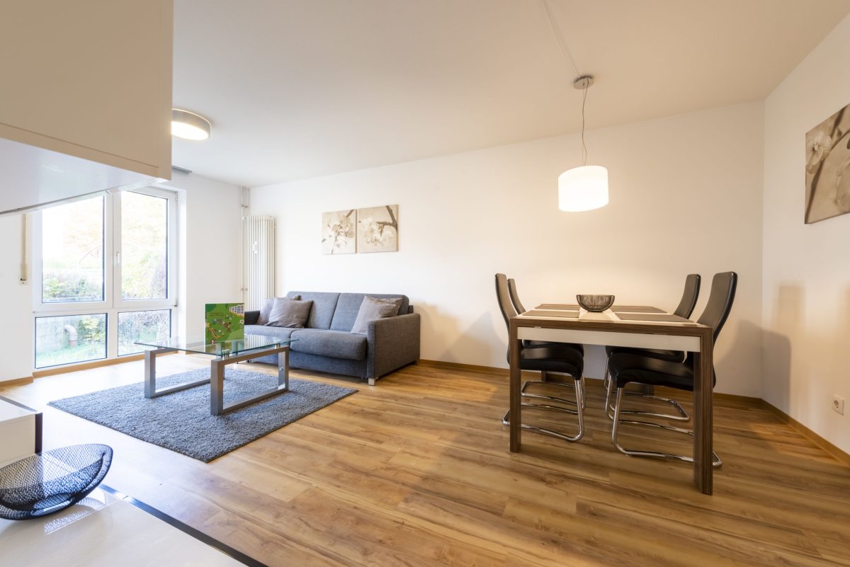 Das großzügige Wohnzimmer mit Esstisch in der Gästewohnung in Oberreut.