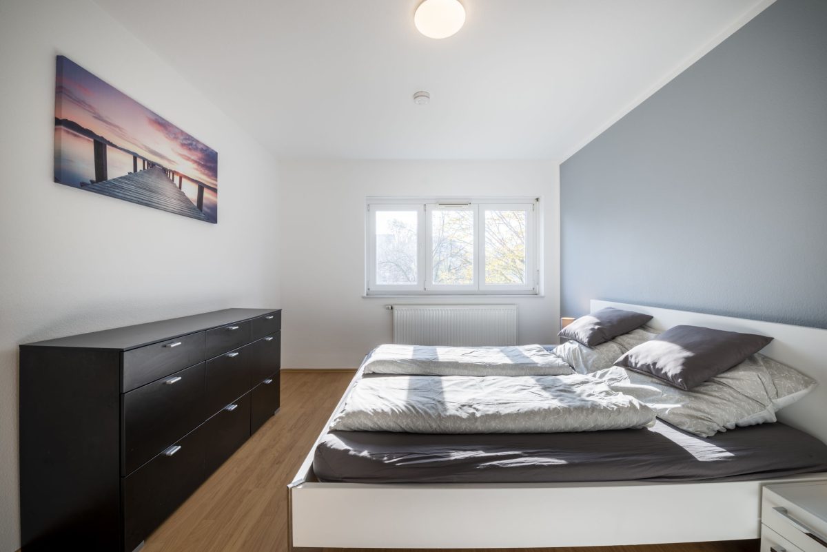 Das Schlafzimmer der Gästewohnung im Rintheimer Feld. Es gibt ein großes Doppelbett.