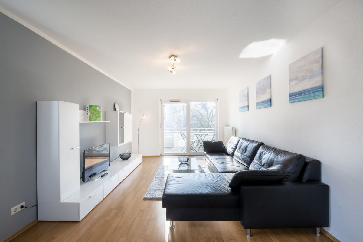 Das Wohnzimmer der Gästewohnung im Rintheimer Feld. Es gibt ein großes Sofa.