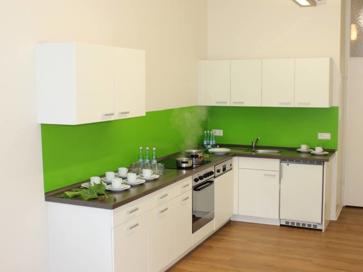 Die Küche des Gemeinschaftsraums hat ein Spülbecken, einen Geschirrspüler, E-Herd mit Backofen, Kühlschrank, Kaffeemaschine und Geschirr für 40 Gäste.