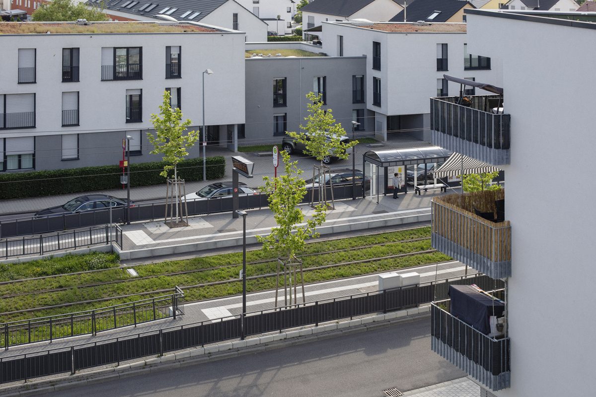Von einer Dachterrasse blickt man auf die Gleise der Linie 2, die bis Knielingen 2.0 verlängert wurde.