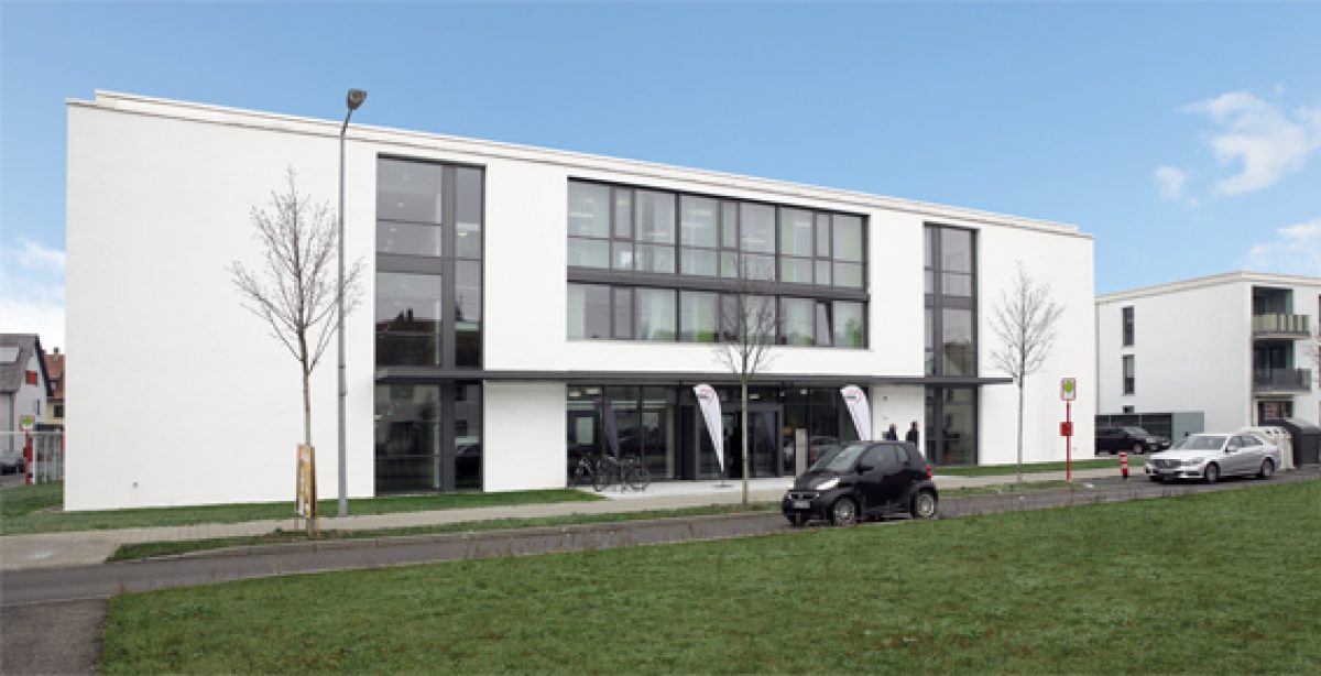 Das Seniorenzentrum in Knielingen ist ein schöner Neubau mit vielen Fensterflächen.