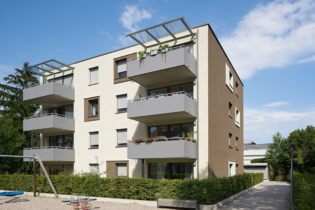 Vor dem Neubau an der Theodor-Rehbock-Straße ist ein kleiner Spielplatz. Der Neubau hat großzügige Balkone.