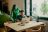 Einblick ins Wohnzimmer des Neubauprojektes Garagenaufstockung in Karlsruhe Rintheim. Ein Mann sitzt am Tisch und arbeitet, eine Freu steht hinter ihm und schaut ihm über die Schulter.
