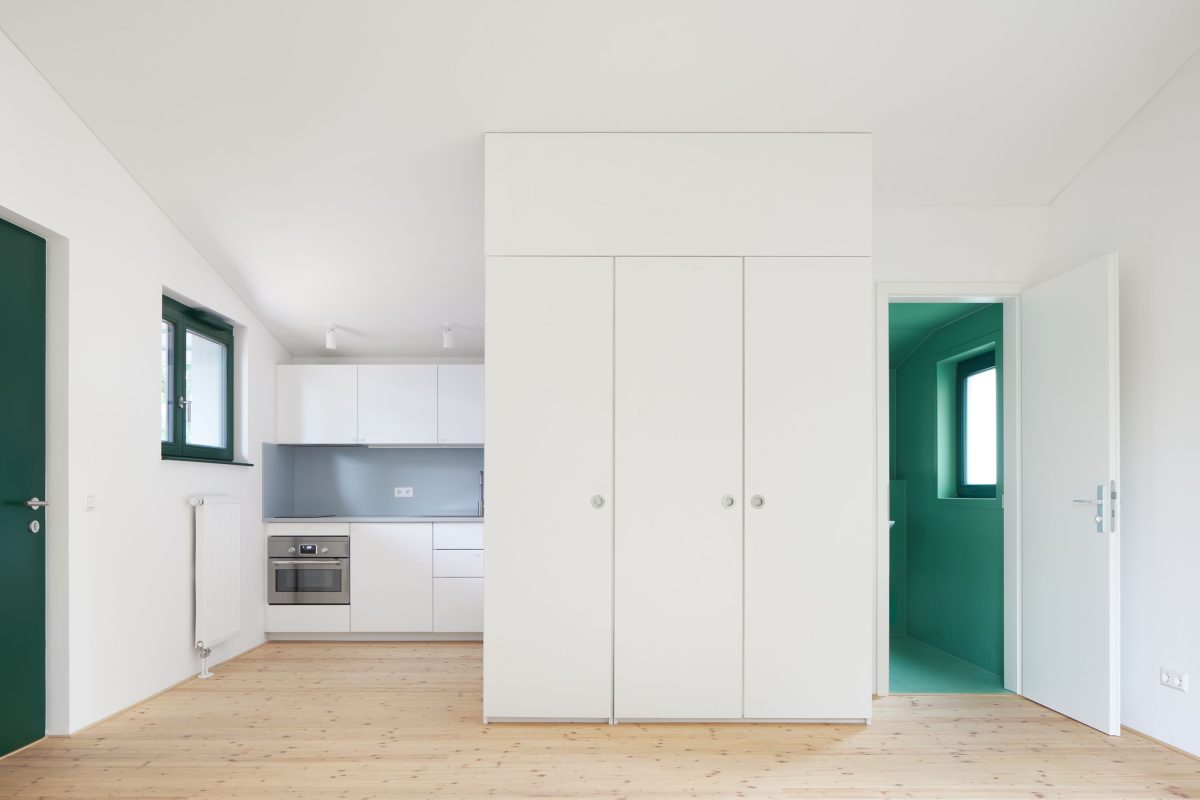 Innenaufnahme der Räumlichkeiten der Garagenaufstockungen in Karlsruhe-Rintheim. Die Küche ist im Bild.