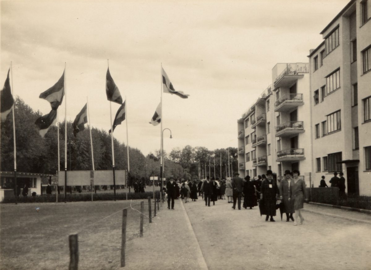 Ende der 1920er Jahre kamen viele Neugierige, um sich die ersten Gebäude in der Siedlung im Dammerstock anzuschauen.