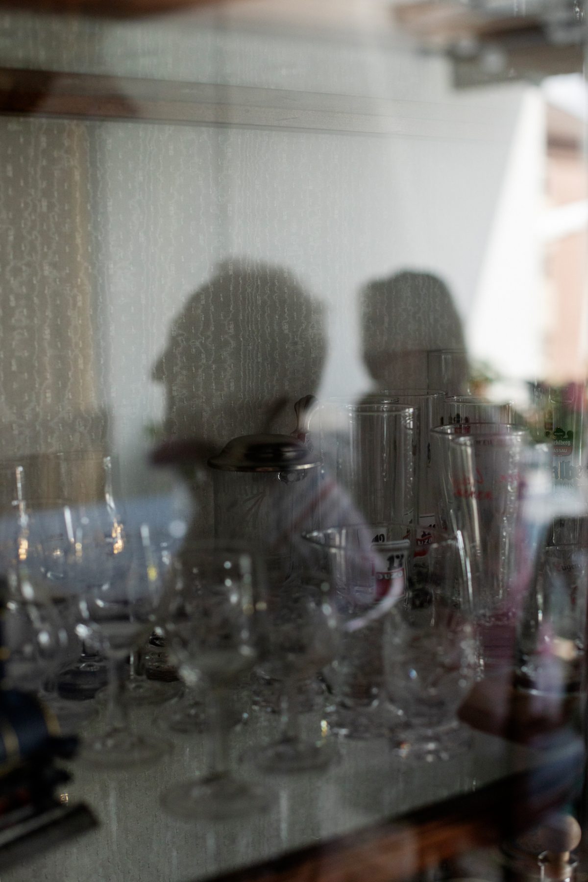 Umrisse eines Ehepaars auf einer Scheibe.