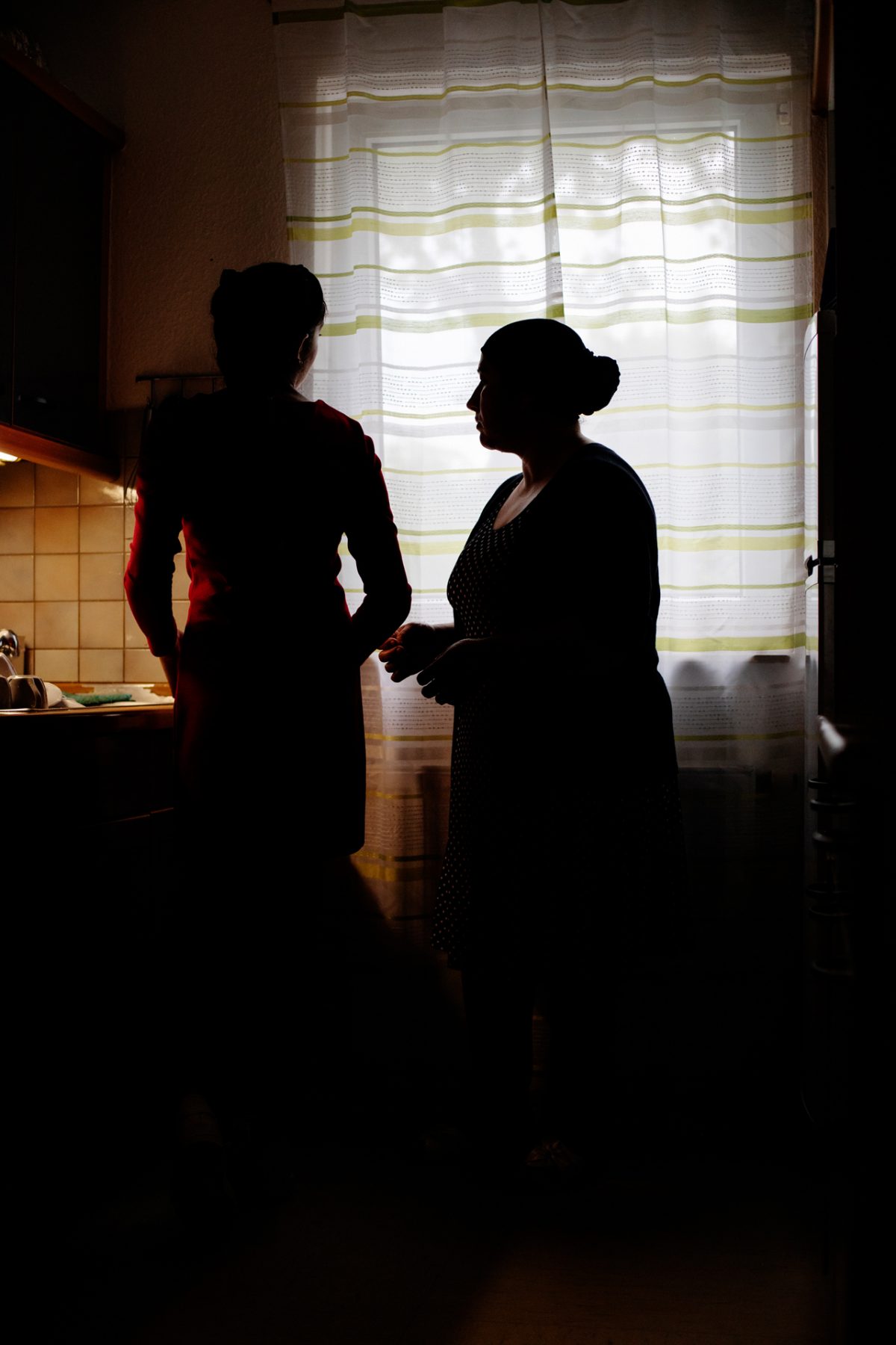 Dunkle Silhouetten von zwei Menschen in der Küche.