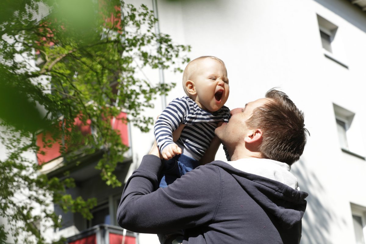 Ein junger Vater spielt mit seinem Kind.