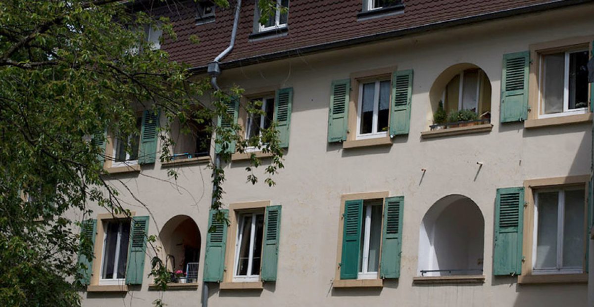 Hausfassade eines Wohnhauses der Volkswohnung.