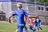 Kinder in KSC-Trikots spielen Fußball