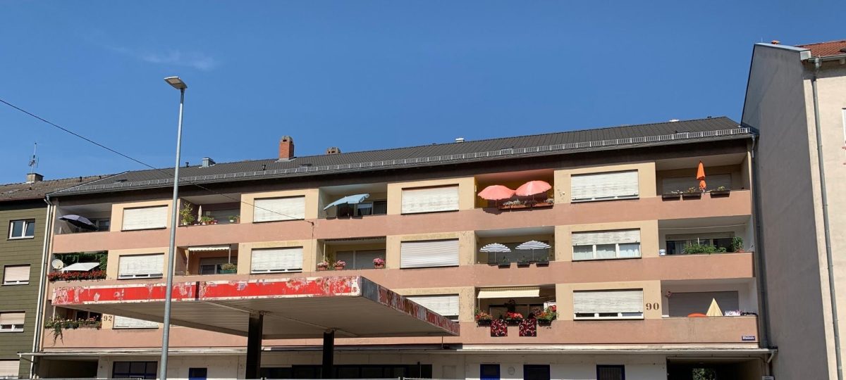 Das Gebäude in Mühlburg Rheinstraße im unmodernisierten Zustand.