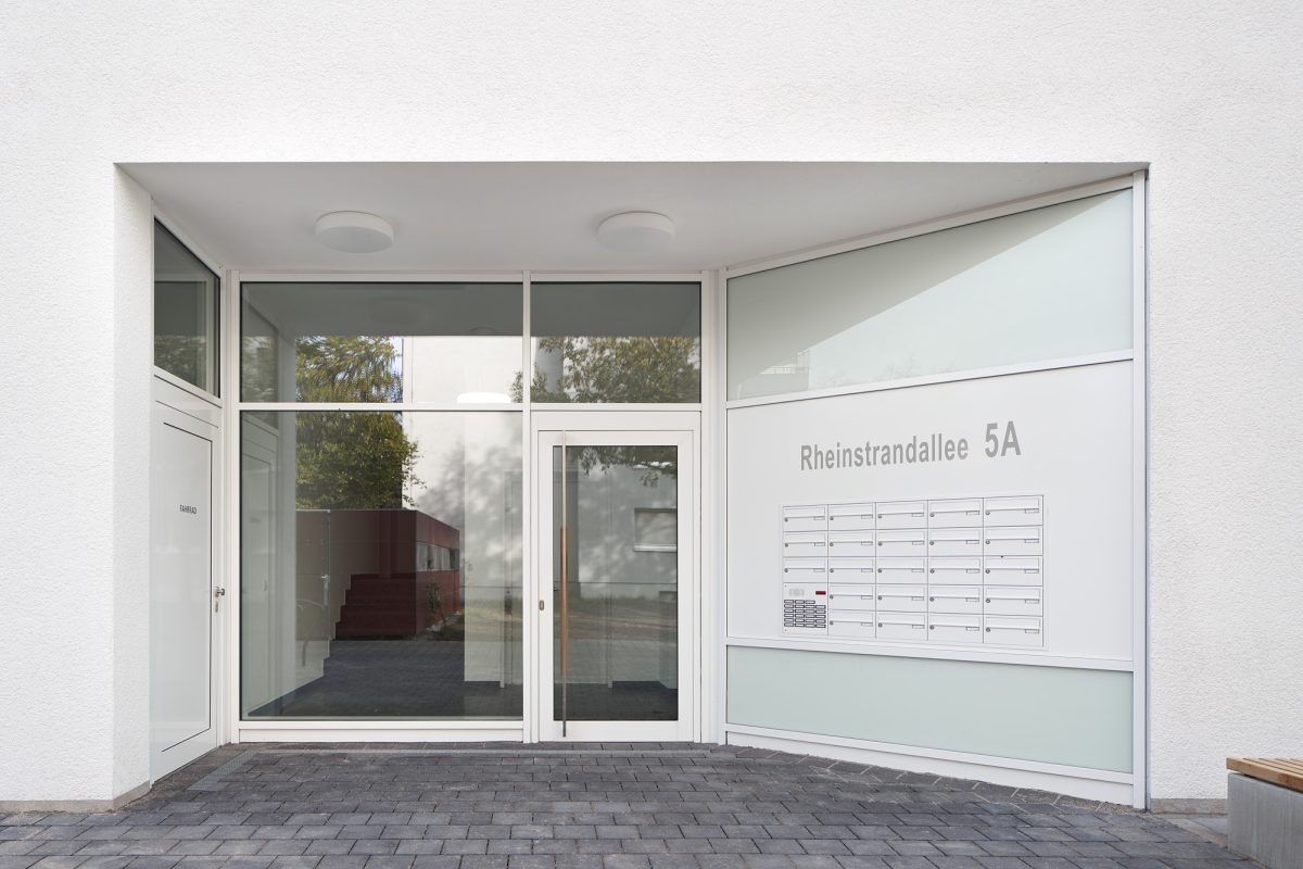 Eingangsbereich des Neubaus in der Rheinstrandallee 5a.