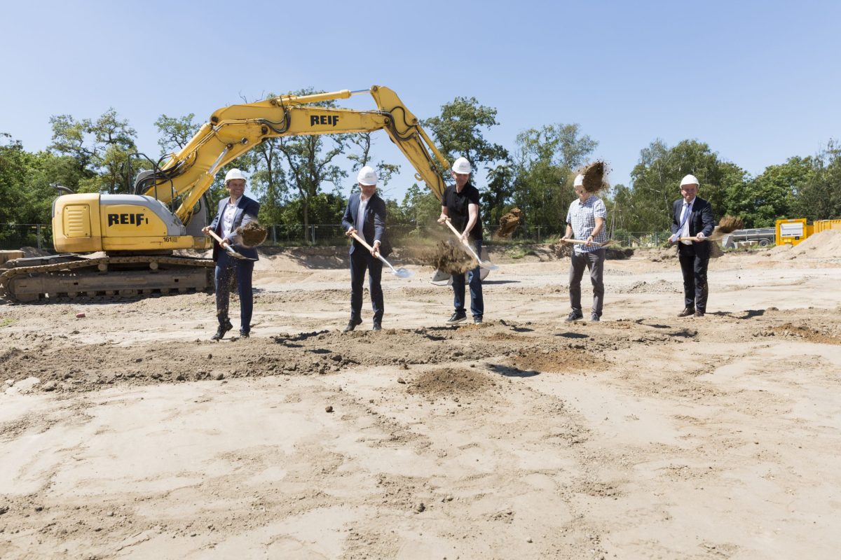 Spatenstich beim August-Klingler-Areal. 5 Personen schaufeln Erde