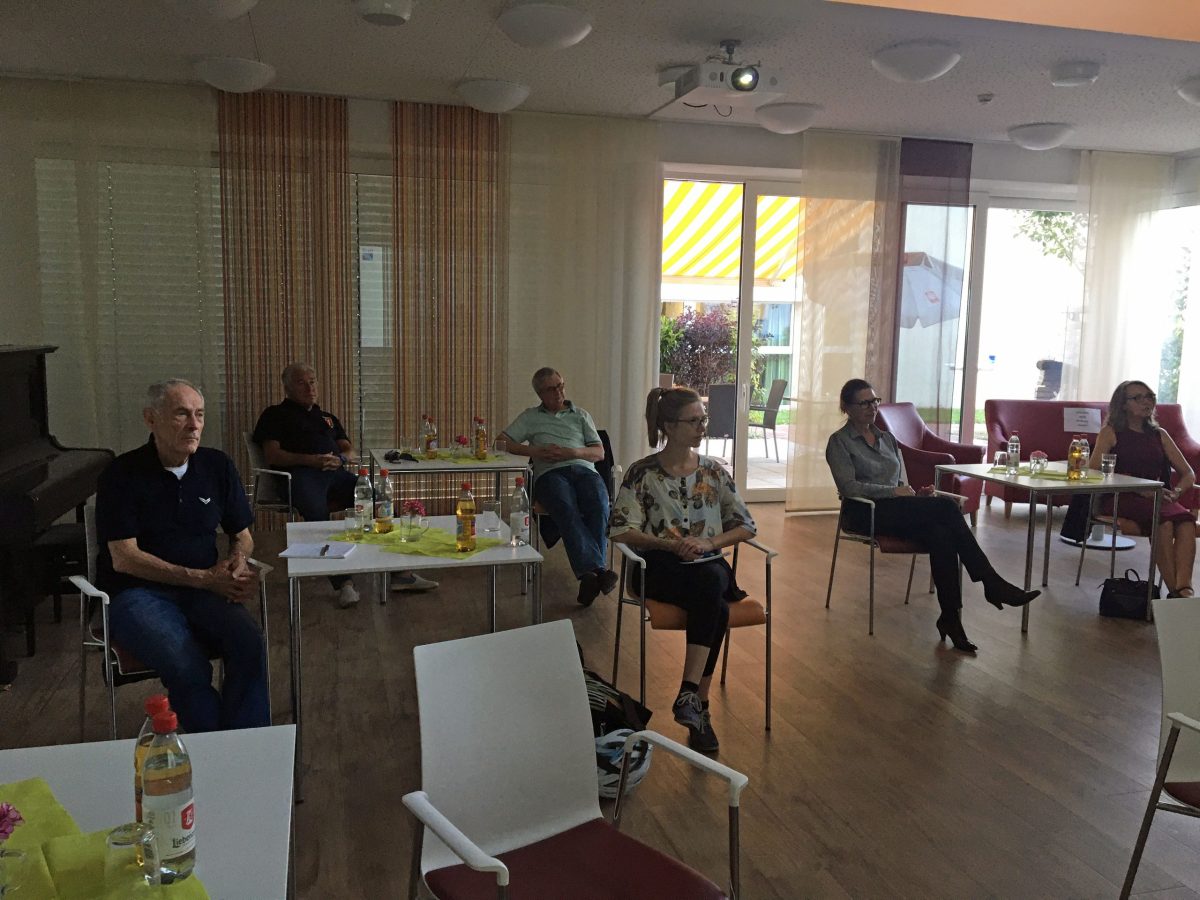 In einem Raum sitzen einige Zuhörer beim Vortrag von Try-IT.