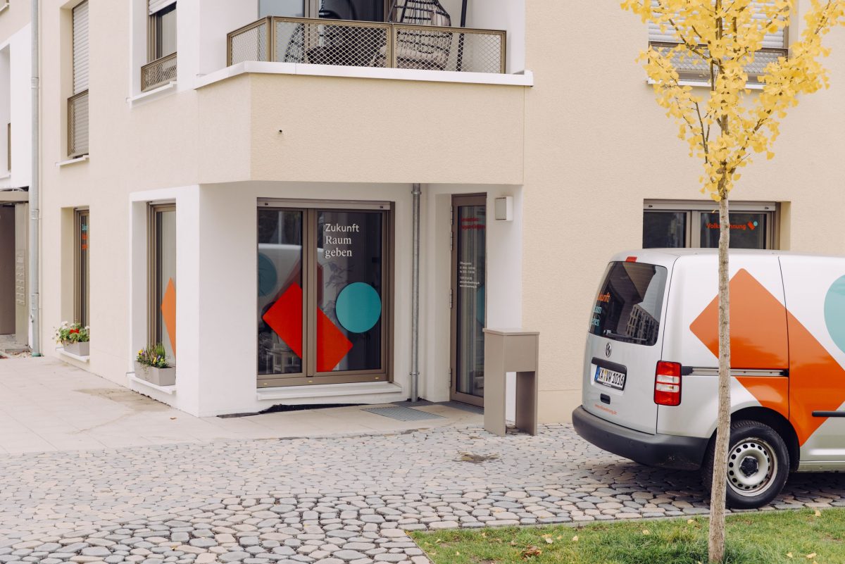 Außenansicht des Servicebüros der Volkswohnung im August-Klingler-Areal