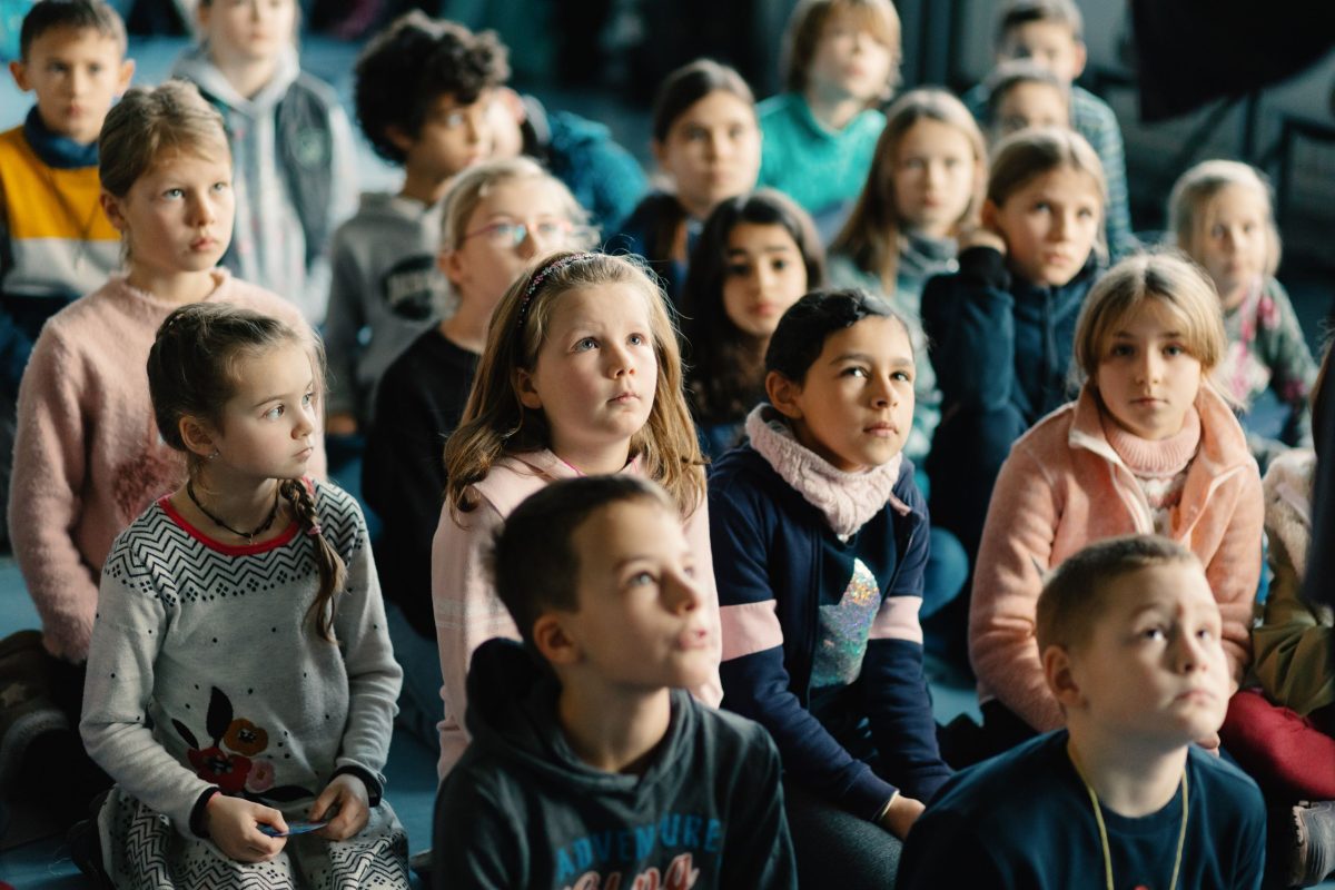 Kinder lauschen dem Autor bei der Autorenlesung an der Werner-Siemens-Schule.