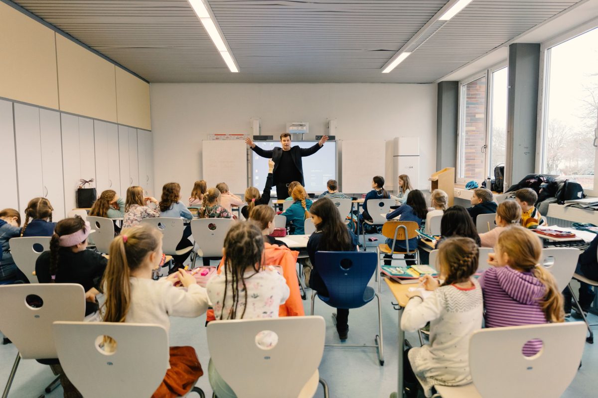 Kinder lauschen dem Autor bei der Autorenlesung an der Werner-Siemens-Schule.