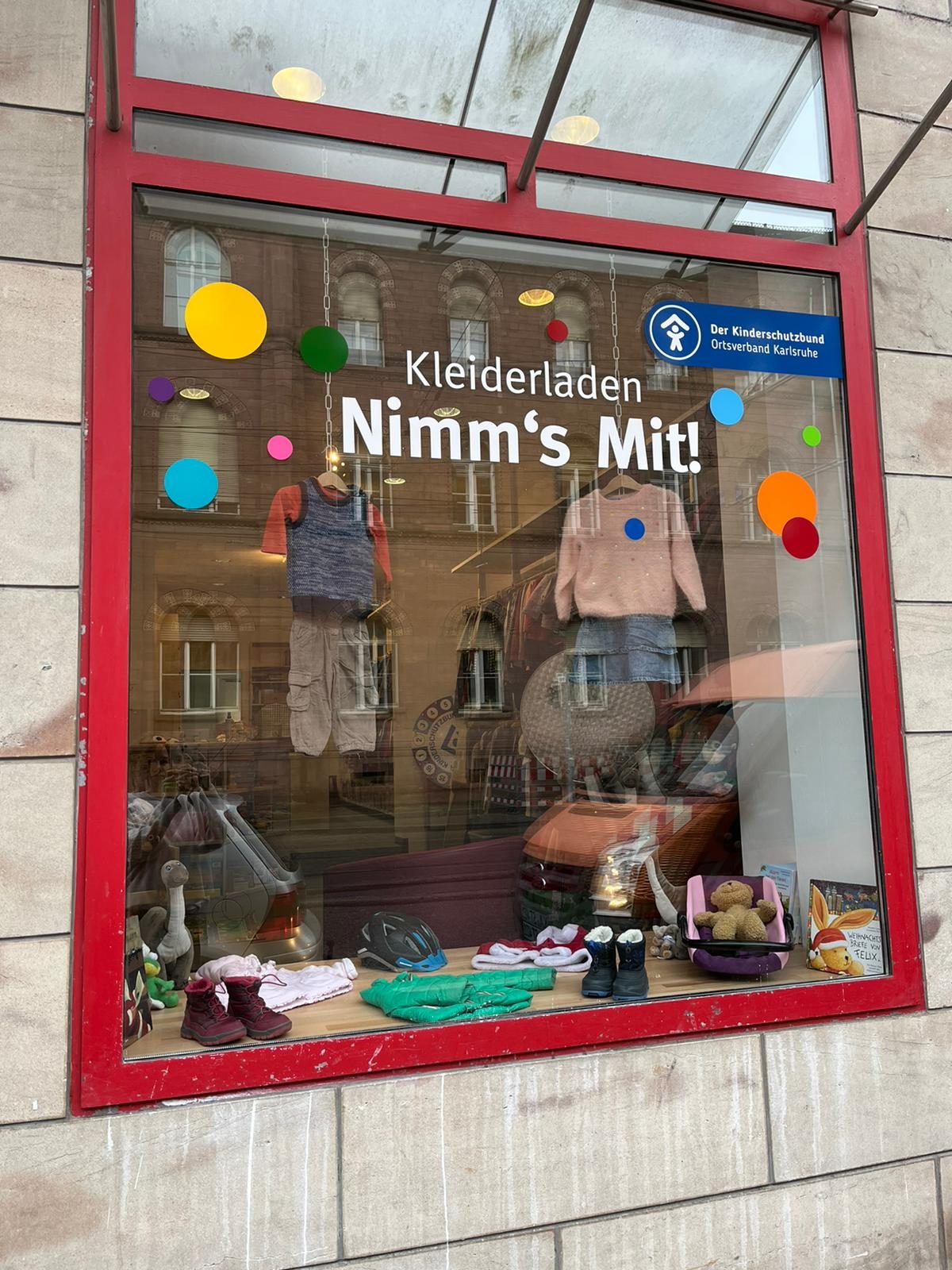Schaufenster des Kleiderladens Nimms mit.