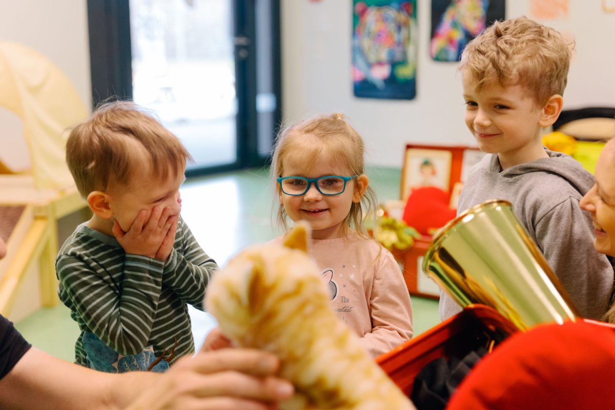 Die Kinder spielen mit dem INhalt der Kiste.