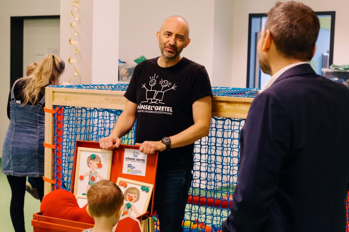 Geschäftsführer Stefan Storz spricht mit dem Leiter der Hänsel und Gretel Stiftung in der KiTa.