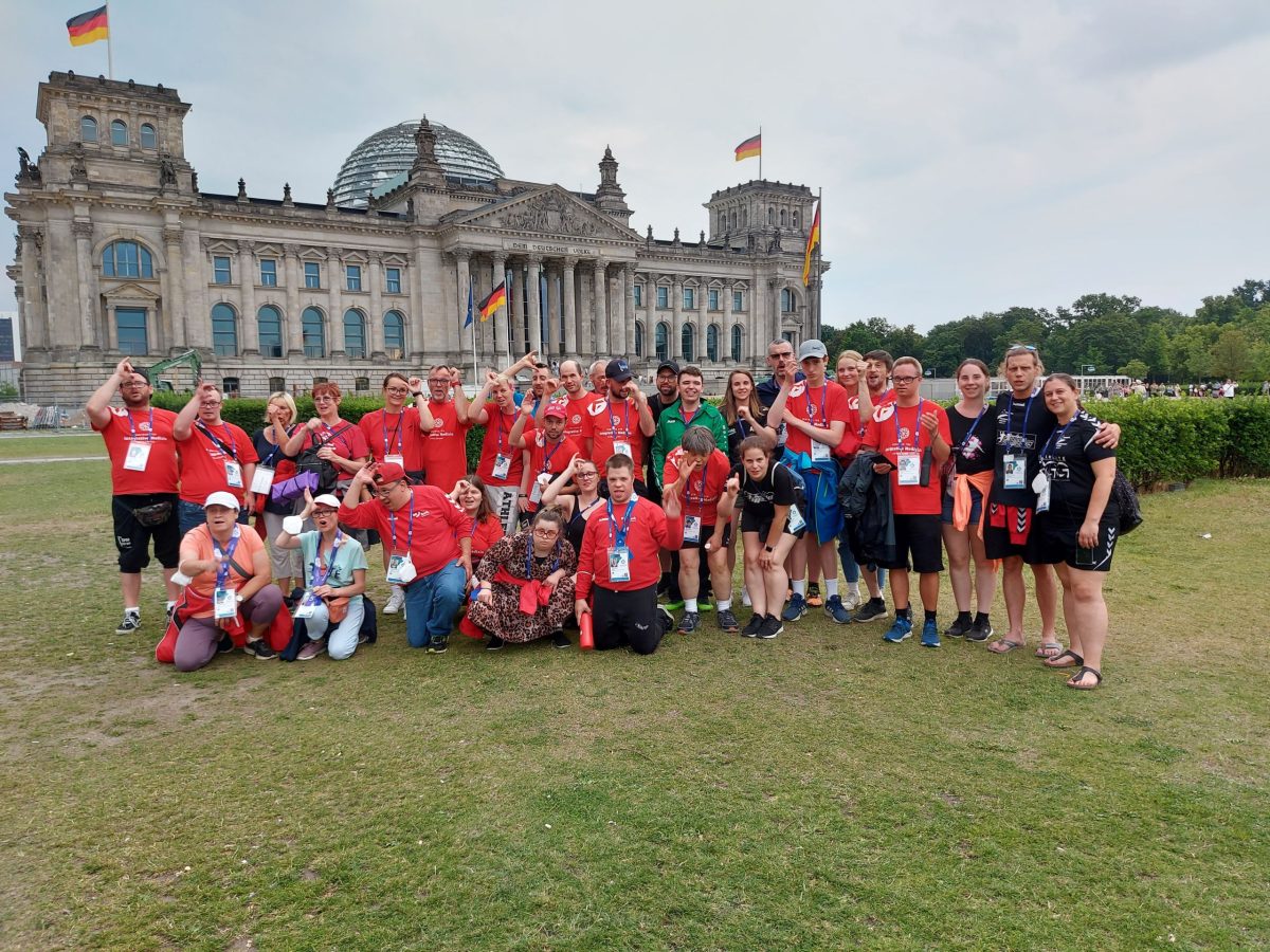 Gruppenfoto der Sportgruppe Turnados vor dem Reichstag in Berlin.