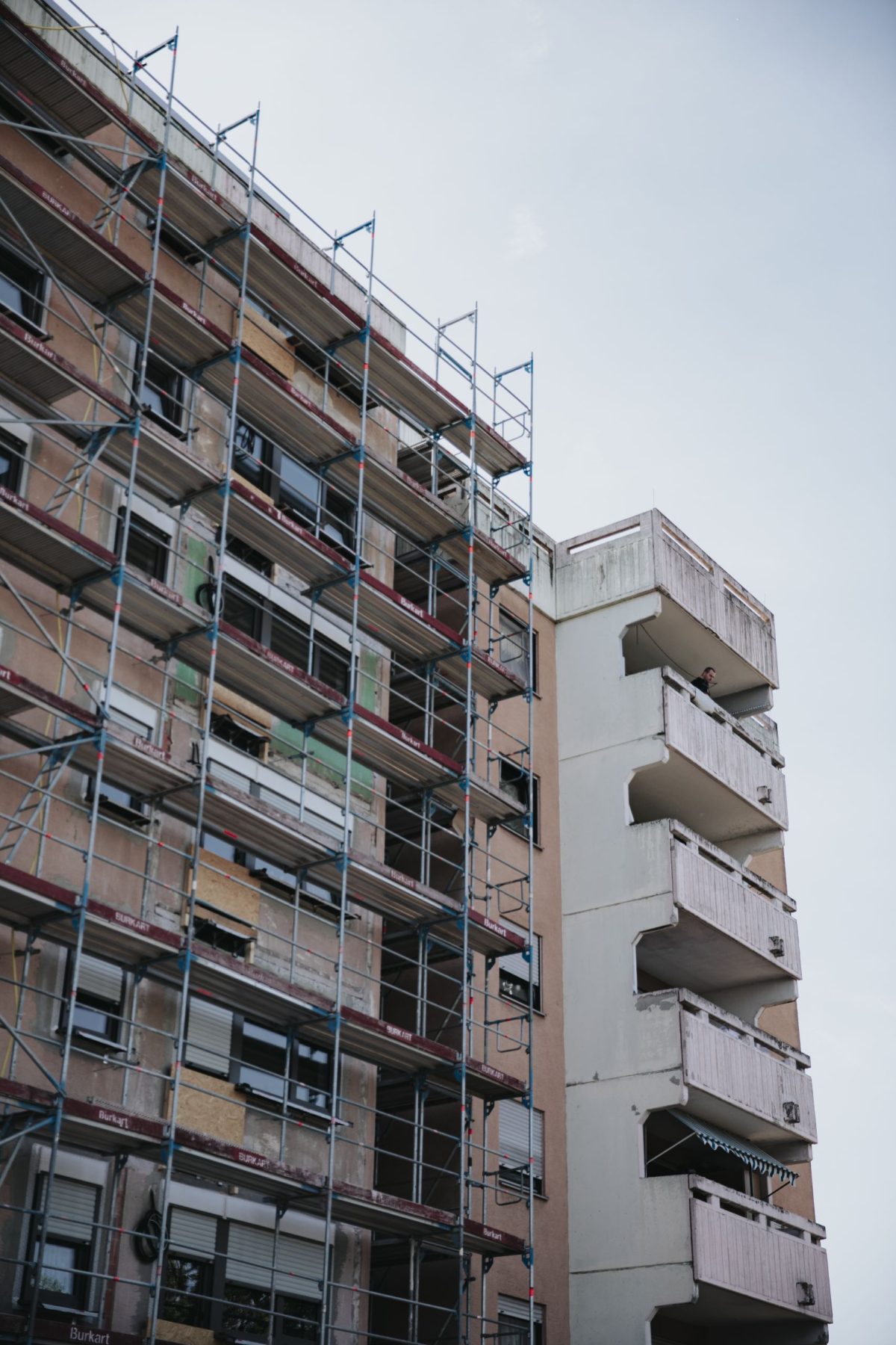 Das Gebäude in Neureut ist von einem Gerüst eingehüllt.