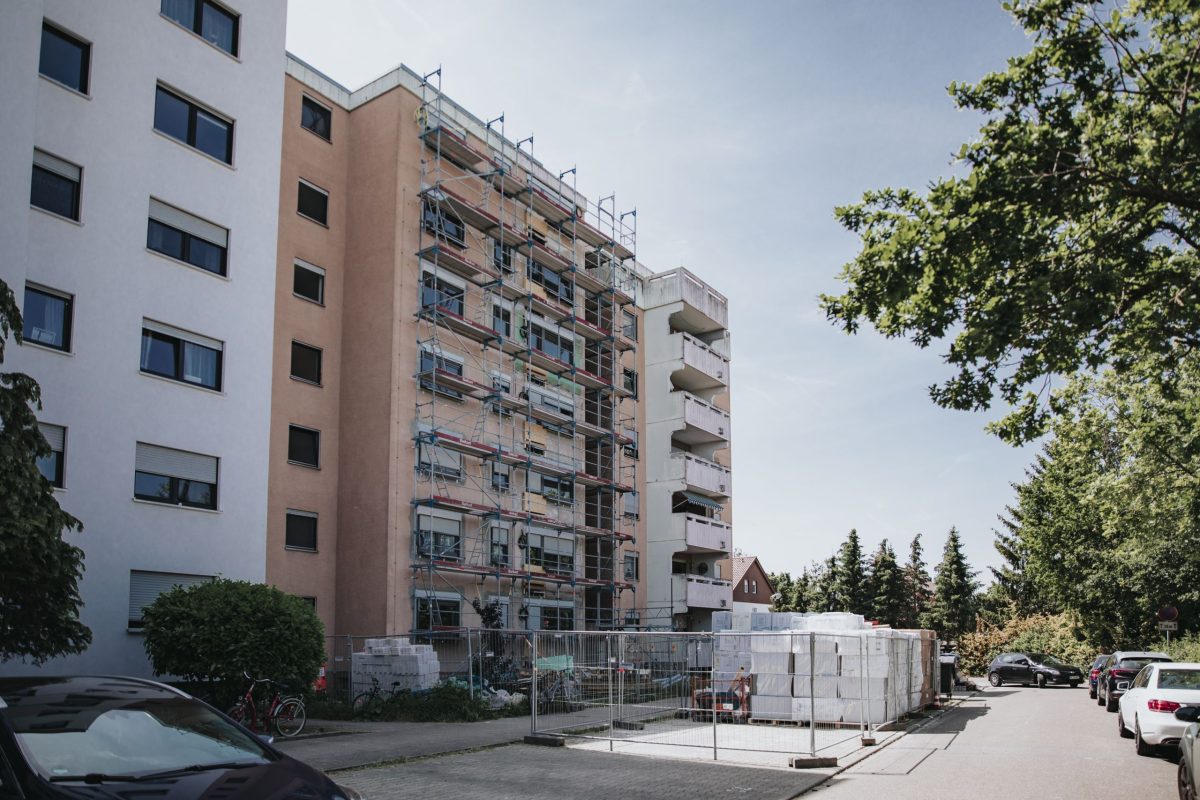 Das Gebäude in Neureut ist von einem Gerüst eingehüllt.