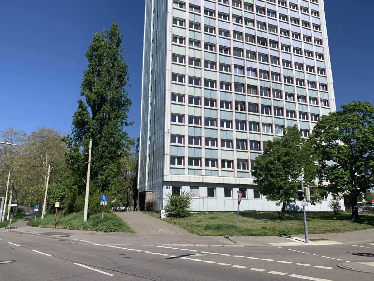 Ein großes Mietshaus in Mühlburg wird renoviert.