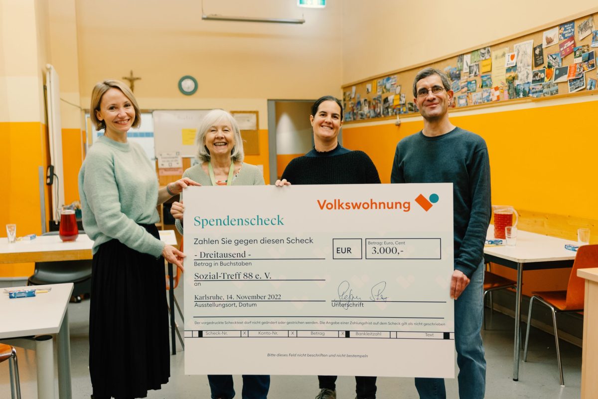 Die Weihnachtsspende der Volkswohnung bekam im November 2022 der Verein Sozial-Treff 88. Im Gastraum vom Tagestreff Tür überreicht Pia Hesselschwerdt den symbolischen Scheck an Vereinsmitglieder.