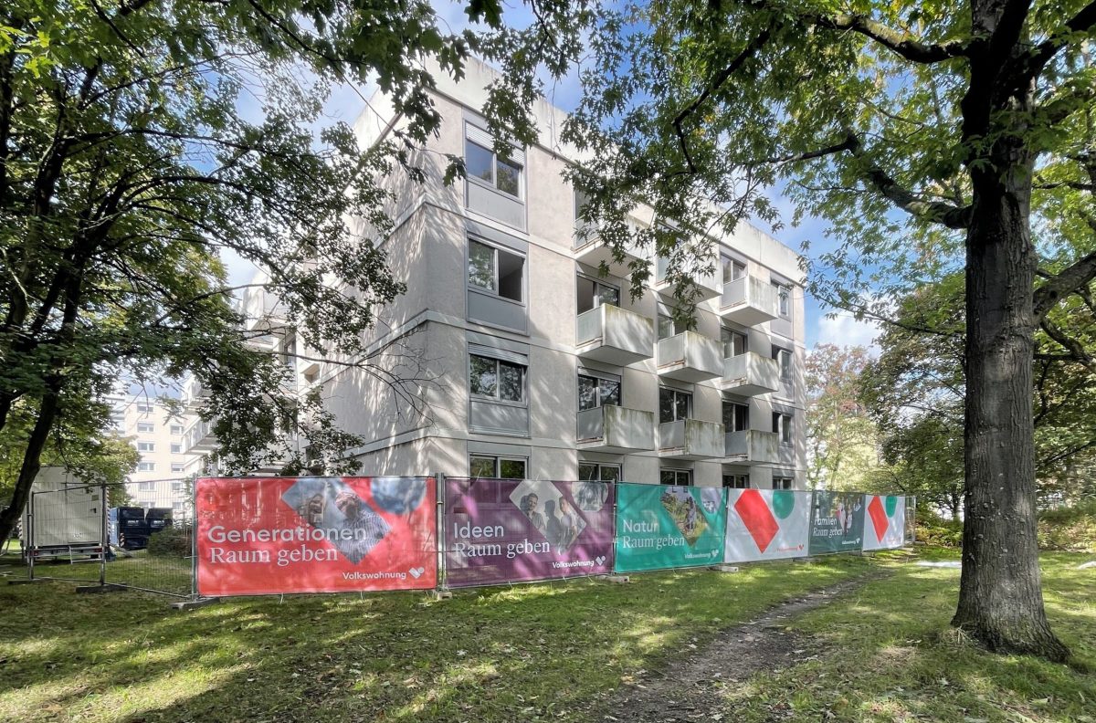 Das Gebäude in der Josef-Schofer-Straße 2 ist von einem Bauzaun umgeben.