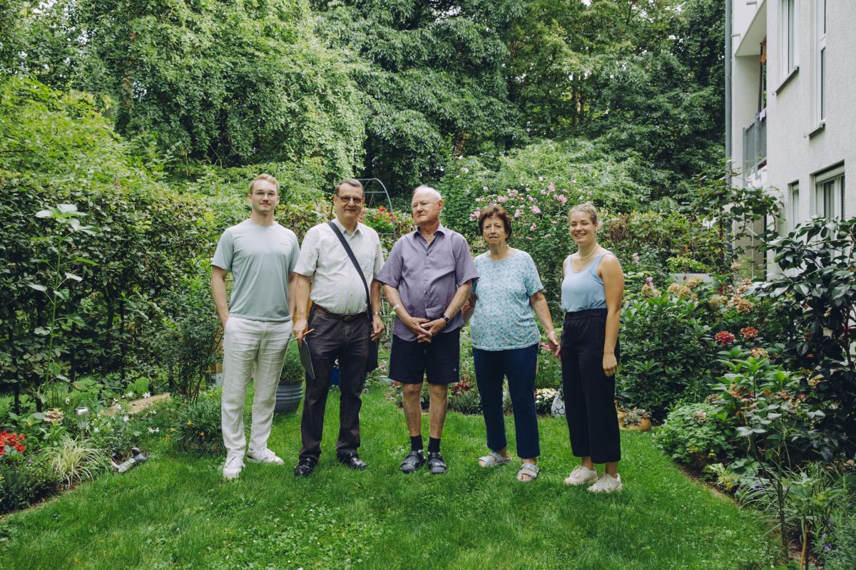 Jury und Teilnehmer des Wettbewerbs im Garten.