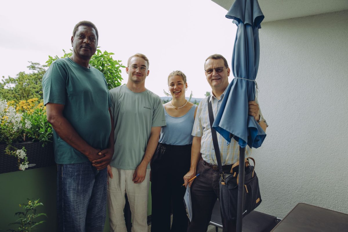 Teilnehmer auf einem Balkon mit der Jury des Wettbewerbs Mein Stück Bienenglück