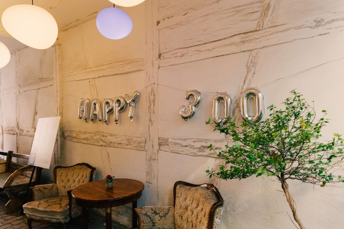 Luftballons an der Wand zum 300. Geburtstag des Seilerhäuschens.