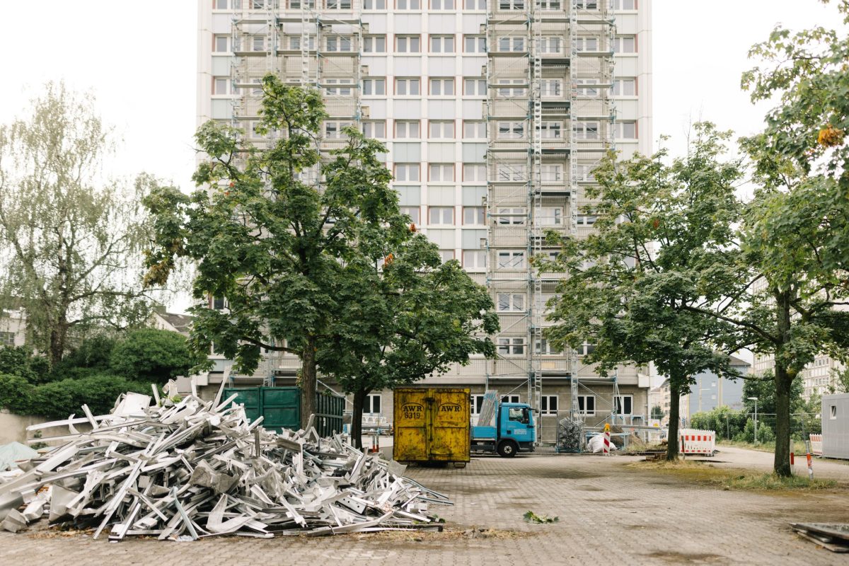 Fassade eines für die Modernisierung vorgesehenen Mietshauses in Mühlburg.