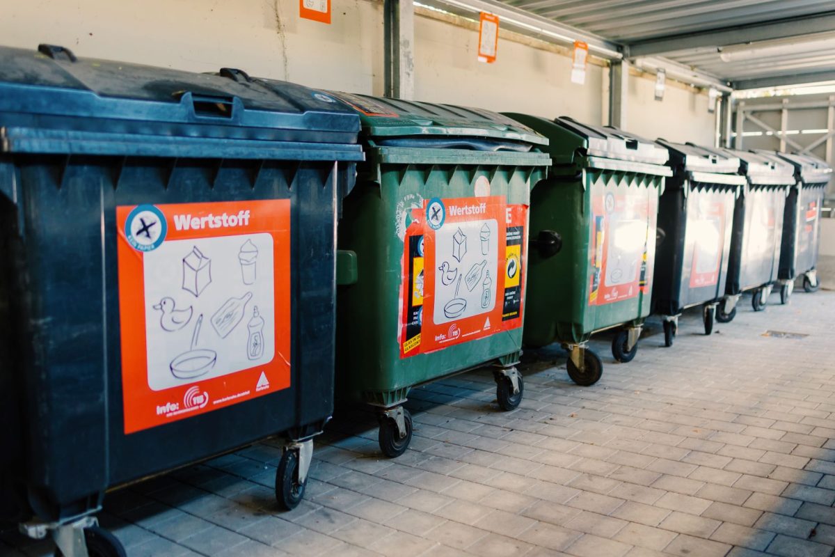 In den Müllhäusern bei Volkswohnungs-Gebäuden hat jede Mülltonne ihren festen Stellplatz.